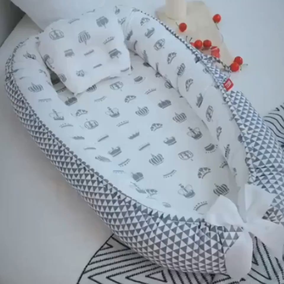 Lit bébé portable en coton avec motifs graphiques, confortable et sécurisé pour les nouveau-nés.